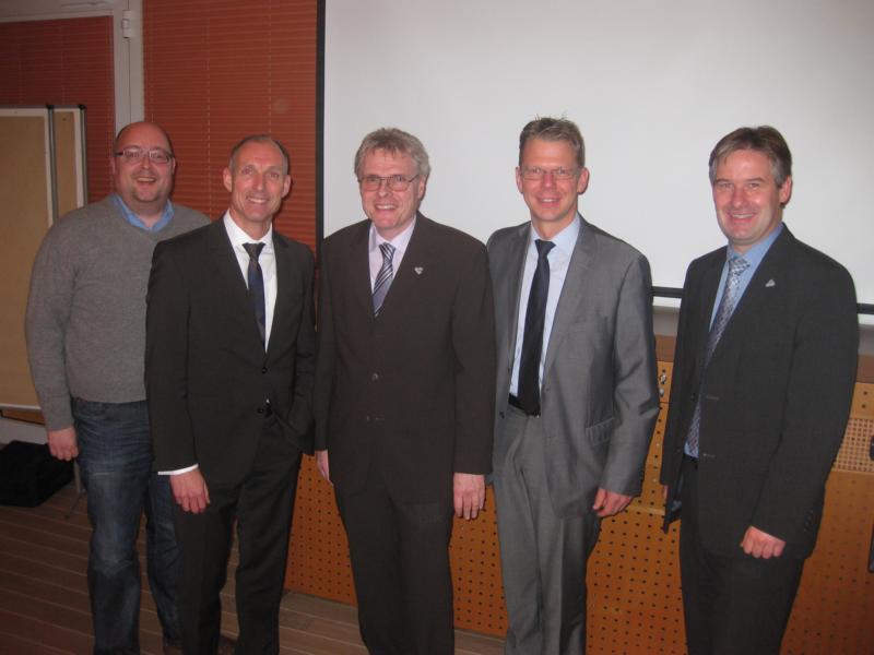 Informationen aus erster Hand: Udo Neisens (CDU Hövelhof), Michael Heitkamp (EWA), Wilfried Lappe ( CDU Hövelhof), Michael Wippermann (EWA), Bürgermeister Michael Berens (v.l.). Informationen aus erster Hand: Udo Neisens (CDU Hövelhof), Michael Heitkamp (EWA), Wilfried Lappe ( CDU Hövelhof), Michael Wippermann (EWA), Bürgermeister Michael Berens (v.l.).